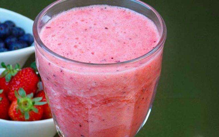 Suco de abacaxi com frutas vermelhas
