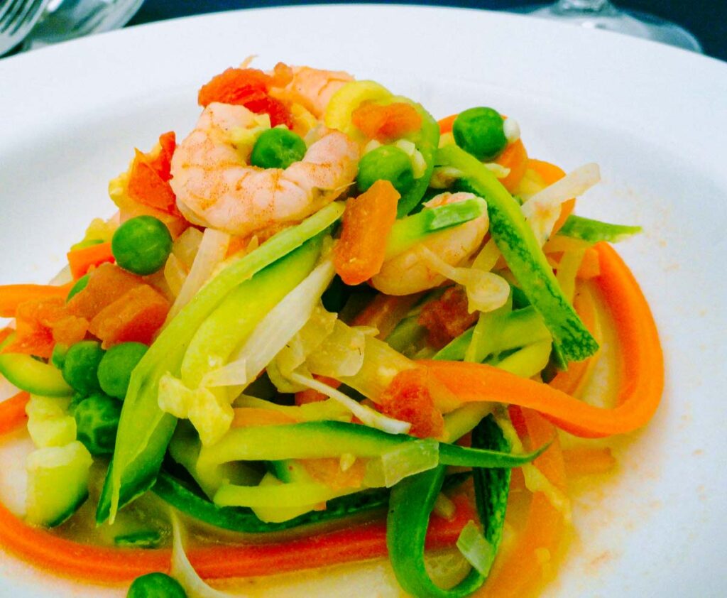 Espaguete de legumes com camarão