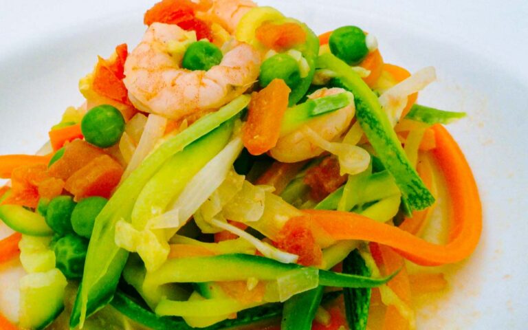 Espaguete de legumes com camarão