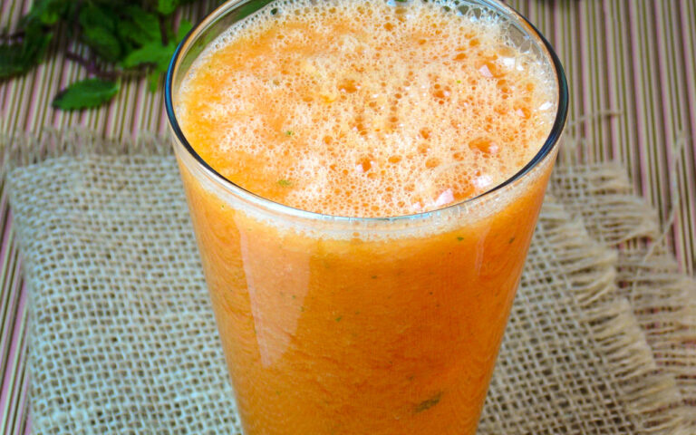 Suco de mamão com hortelã