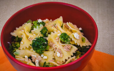 Salada de farfalle com atum e brócolis