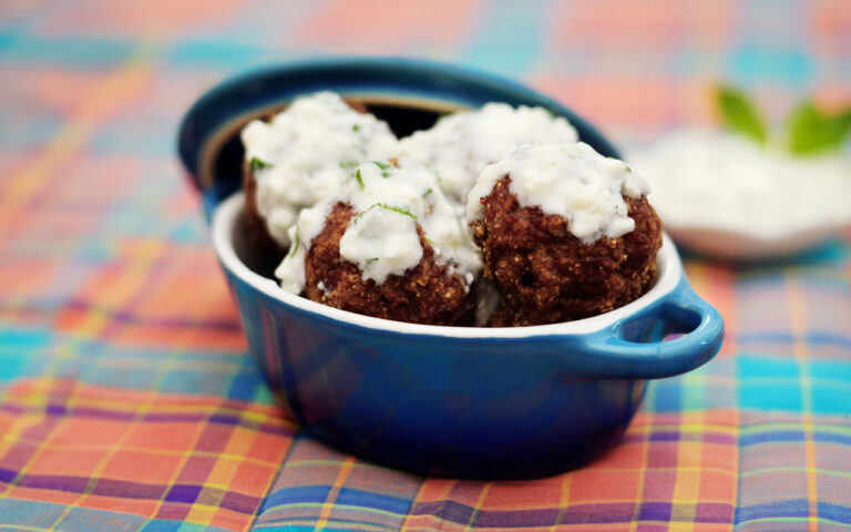 Bolinhos de carne assados com molho de iogurte e hortelã