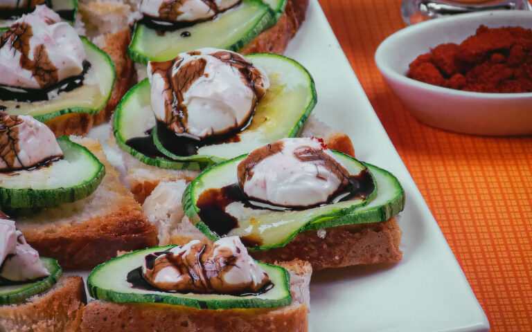 Torradas com abobrinhas e cream cheese