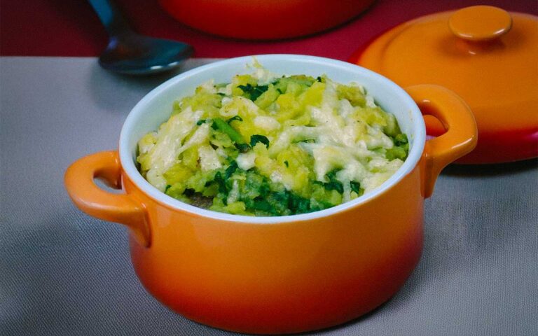 Escondidinho de picadinho com espinafre e mandioquinha