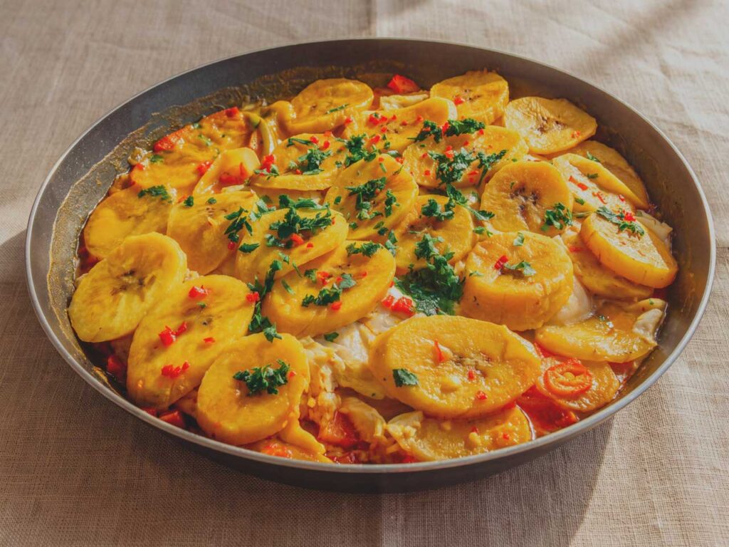 Moqueca de peixe com banana da terra