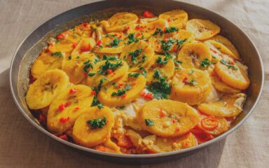 Moqueca de peixe com banana da terra