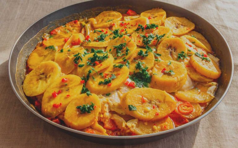 Moqueca de peixe com banana da terra